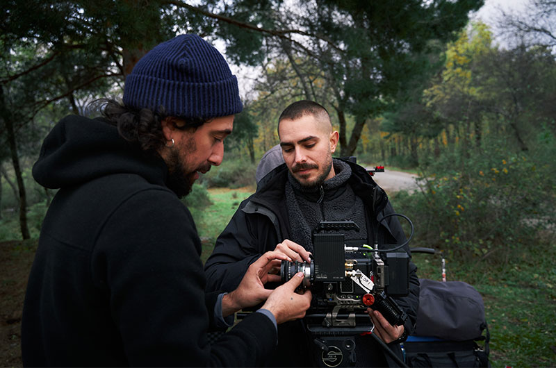 Foto de equipo ajustando enfoque de cámara de vídeo.