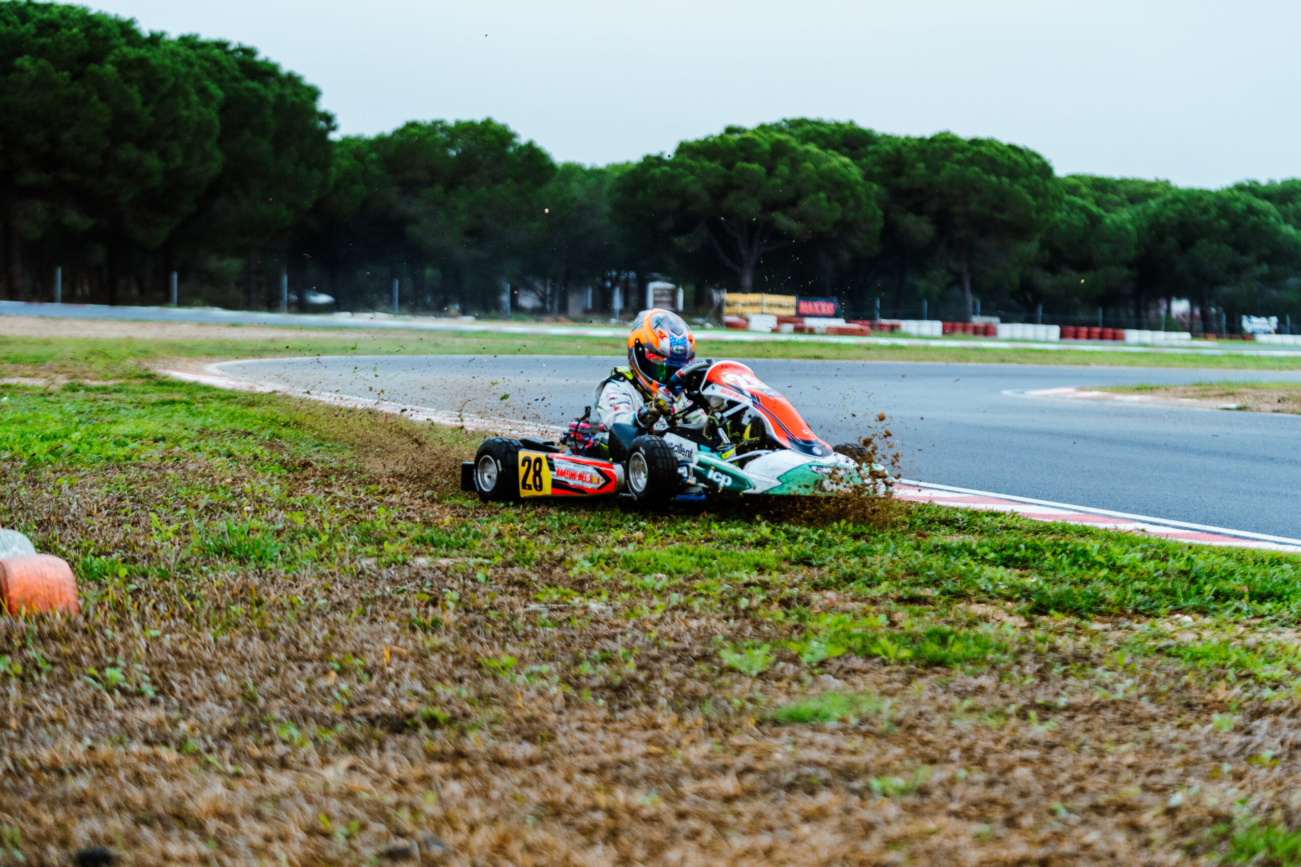 Kart reincorporándose a la pista tras salirse en una curva